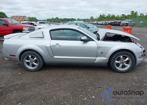 2005 Ford Mustang V6 Deluxe/V6 Premium z USA, uszkodzony, nr VIN 1ZVHT80N655222814